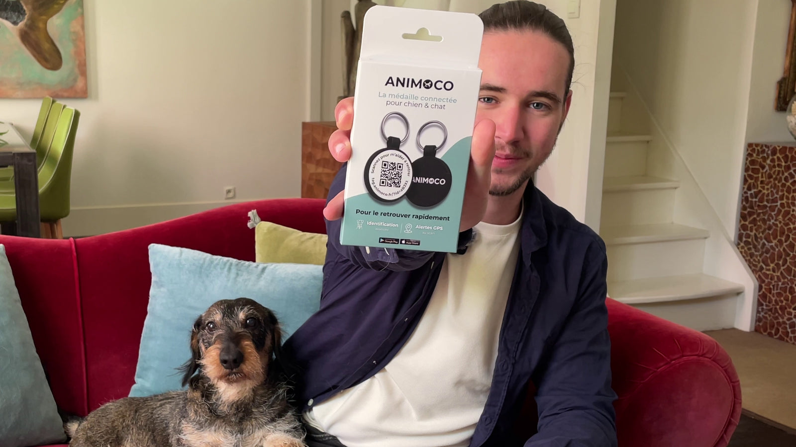 Neil et son chien avec la médaille Animoco
